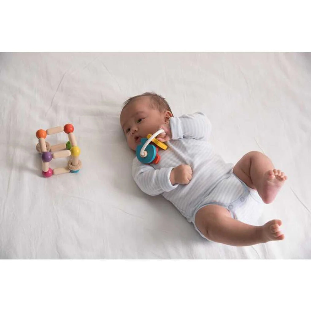 Giochino bebè in legno Triangle Clutching Toy - Plan Toys